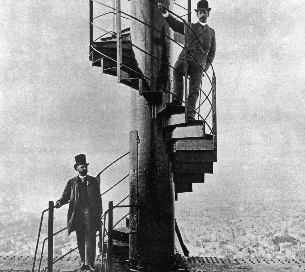 Густав Айфел (вляво) позира на сълбите на завършената Айфелова кула, която той проектира за изложението в Париж през 1889 г. - 4 януари 1889 г.