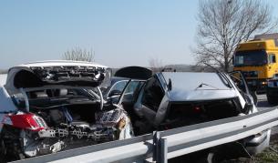 Две верижни катастрофи с общо 21 коли край Пловдив