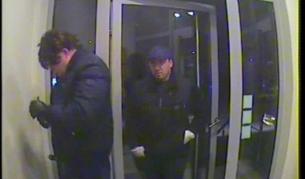 Полицията издирва двама мъже за кражба от банкомат