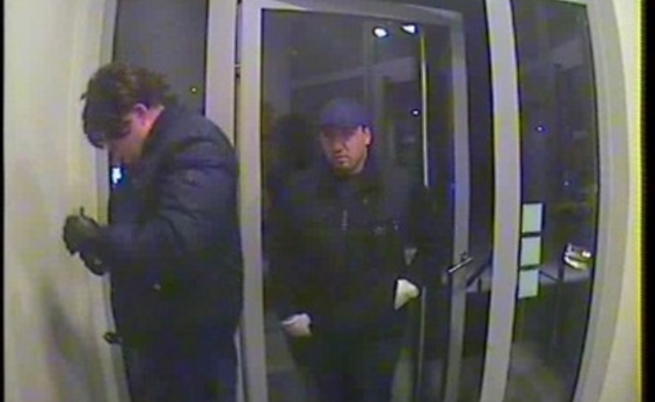 Полицията издирва двама мъже за кражба от банкомат