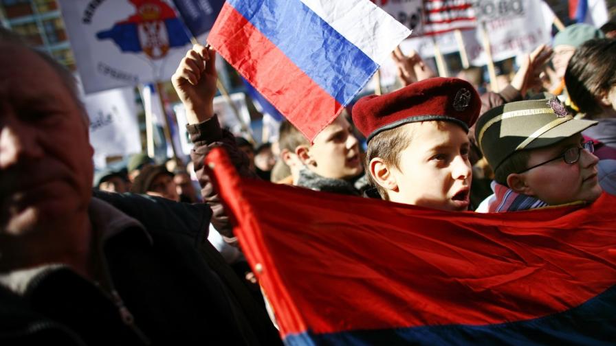 Сърби от Косово развяват сръбския флаг по време на протест срещу обявяването на независимост на Косово, 18 февруари 2008 г.