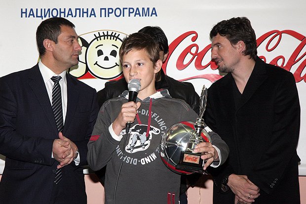Капитаните на Левски и ЦСКА наградиха млади футболисти1