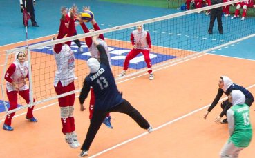 Така екипирани жените играят волейбол в Иран