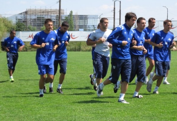 Само 6 дни след последния си официален мач сините започнаха1