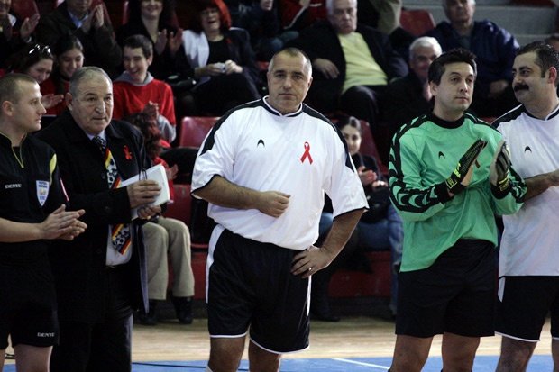 През 2009 а действащ футболист стана премиер на България звездата1