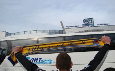 Фенове на Арсенал и Виляреал посрещнаха Жълтата подводница в София