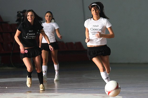 Най красивите българки във Facebook направиха футболно шоу за благотворителност1