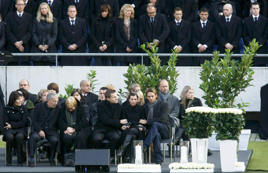 Тереза Енке по време на мемориалната церемония на клубния стадиона1