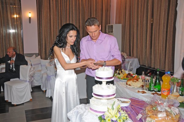 Йордан Юруков и Ангелина разрязват сватбената торта1