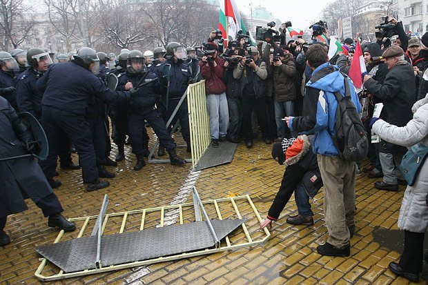 Футболни фенове участваха в сблъсъците пред парламента1