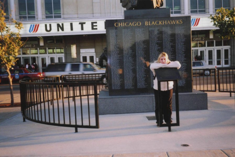 И няколко метра напред паметник на Чикаго Блекхоукс1
