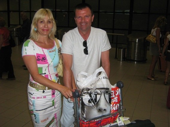 Стойчо Младенов и съпругата му се прибират от почивка в1