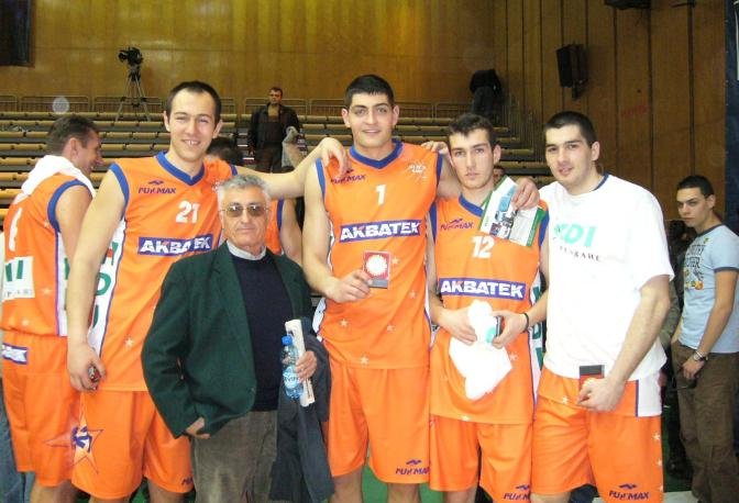 Част от отбора на победителите баскетболистите на Левски1