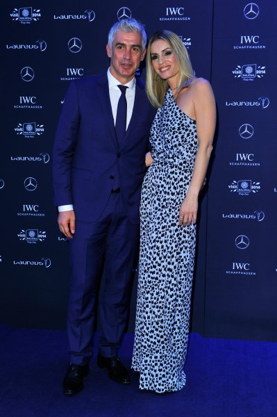 Бившият вратар на Гърция Антонис Никополидис и половинката му1