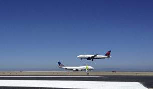 САЩ: При аварийно кацане самолет излезе от пистата