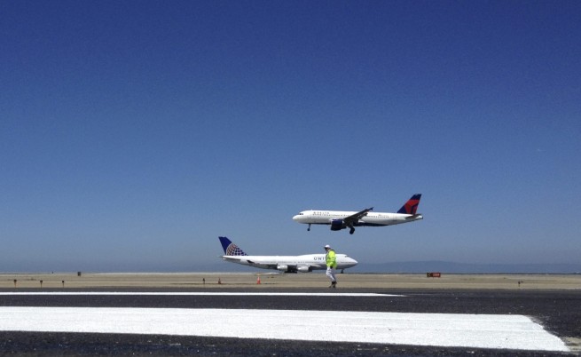 САЩ: При аварийно кацане самолет излезе от пистата