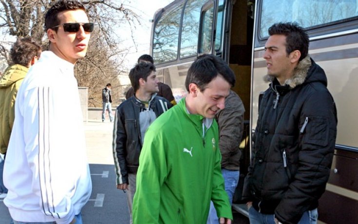 Младежите приемат Македония в контрола през април