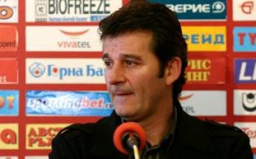 Костадинов: Продължаваме да търсим треньор