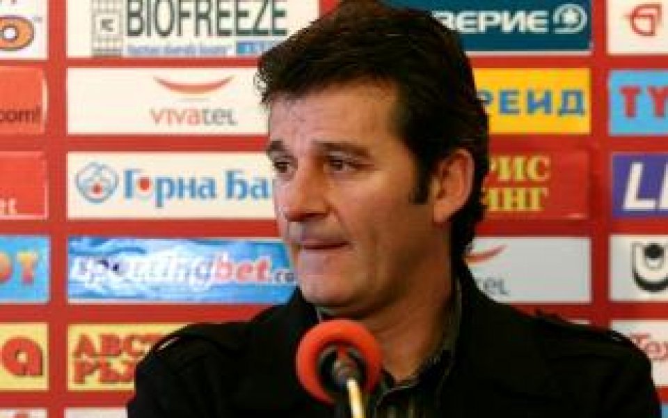 Костадинов: Продължаваме да търсим треньор