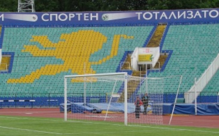 Теренът на националния стадион е „гьол с вода”