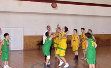 Ученически баскетбол вдигна настроението във Велинград