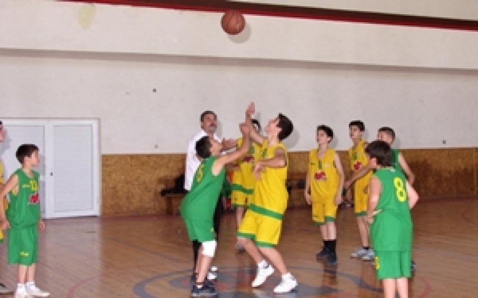 Ученически баскетбол вдигна настроението във Велинград