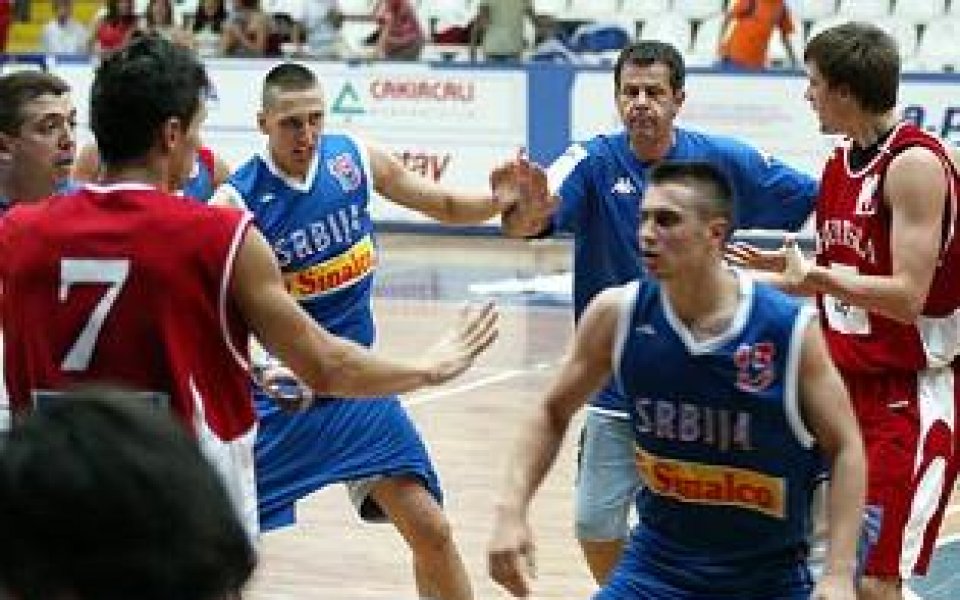 Сръбски и хърватски баскетболисти се бият в Турция