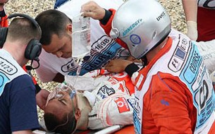 Хамилтън се измъкна в тежка катастрофа