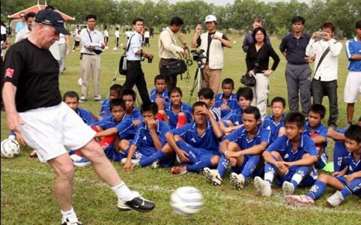 Боби Чарлтън тренира малки камбоджанчета