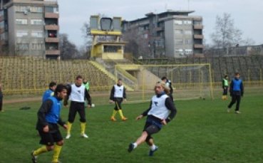 Ботев изпробва двама ганайци