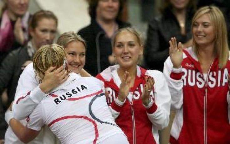 Русия на победа да детронира Италия за Fed Cup