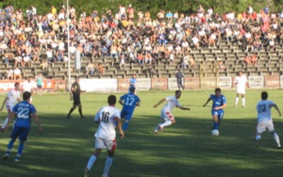Бела задълбочи кризата в Левски след 0:0 в Петрич
