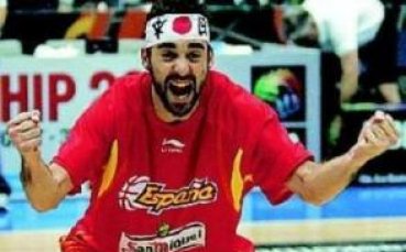 Наваро се утешава с две проститутки