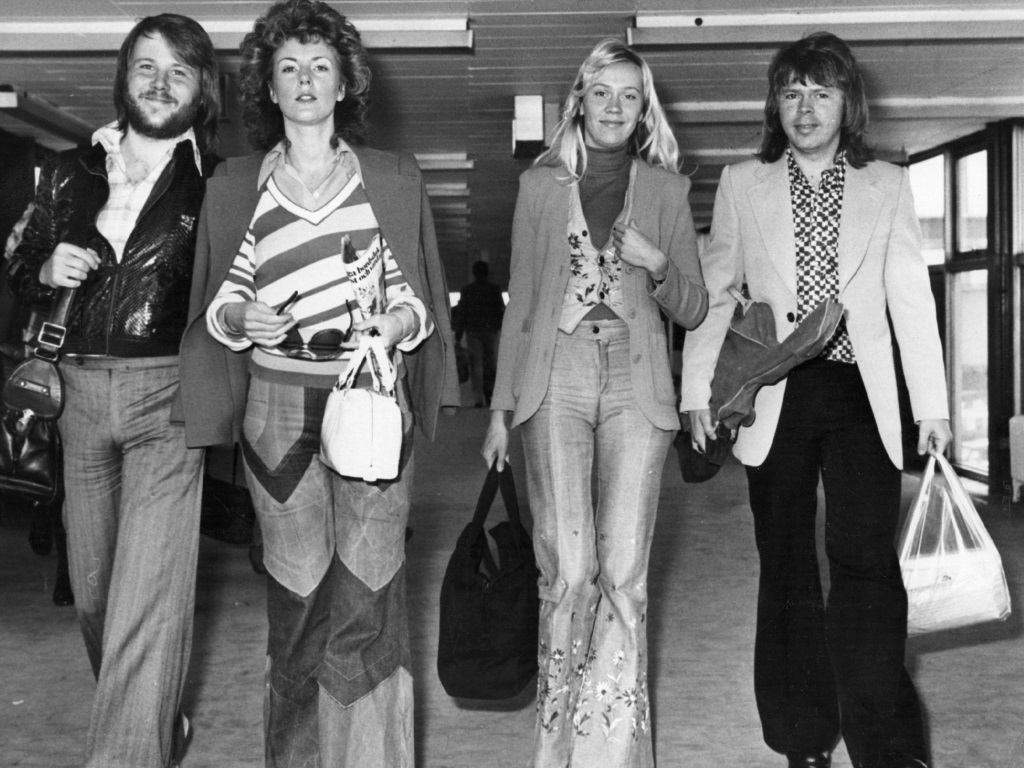 Шведската поп група АББА пристига на летището в Лондон през 1974 г.