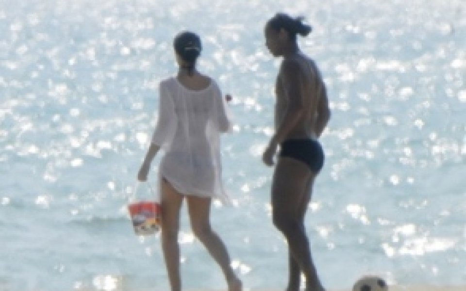 Роналдиньо демонстрира връзката си с дъщерята на Рийкард