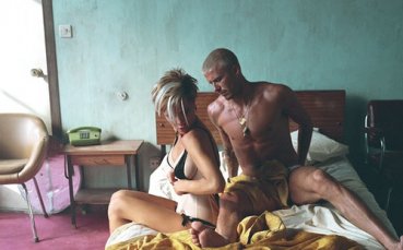 Дейвид Бекъм носи престилка и реди хладилника