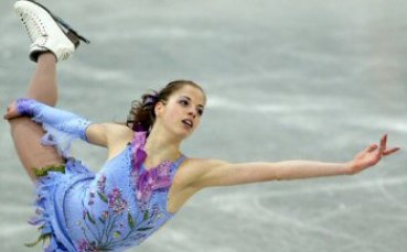 Каролина Костнер на върха след кратката програма в Китай