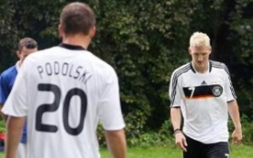 Национали на Германия играят футбол в парк
