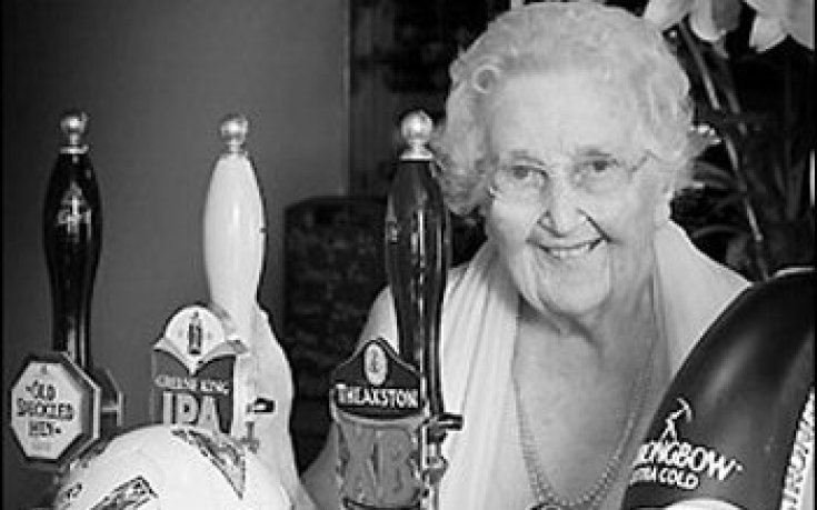 102-годишна баба позира гола за футболен календар