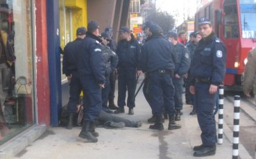 Полицаи и „сини” фенове се сбиха час преди мача
