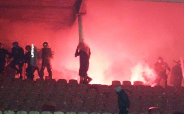 Фенове на Звезда пращат полицай в болница