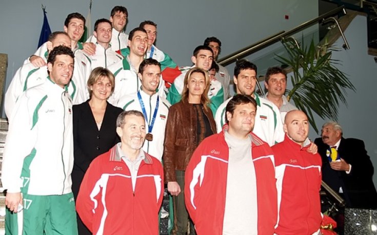 Волейболистите пак на правителственото летище