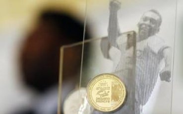 Медали за благотворителност разказват живота на Пеле
