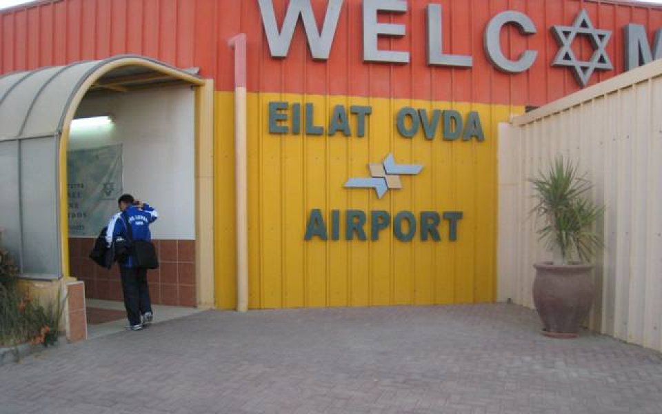 Петима от Левски  задържани час на летището в Израел