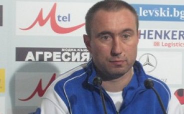 Стоилов почва с младите срещу Своге