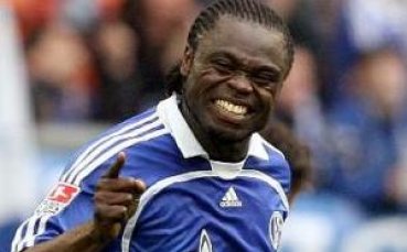 Асамоа поднови договора си с Шалке