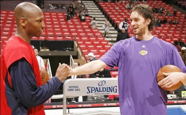 Гасол дебютира, Лейкърс би