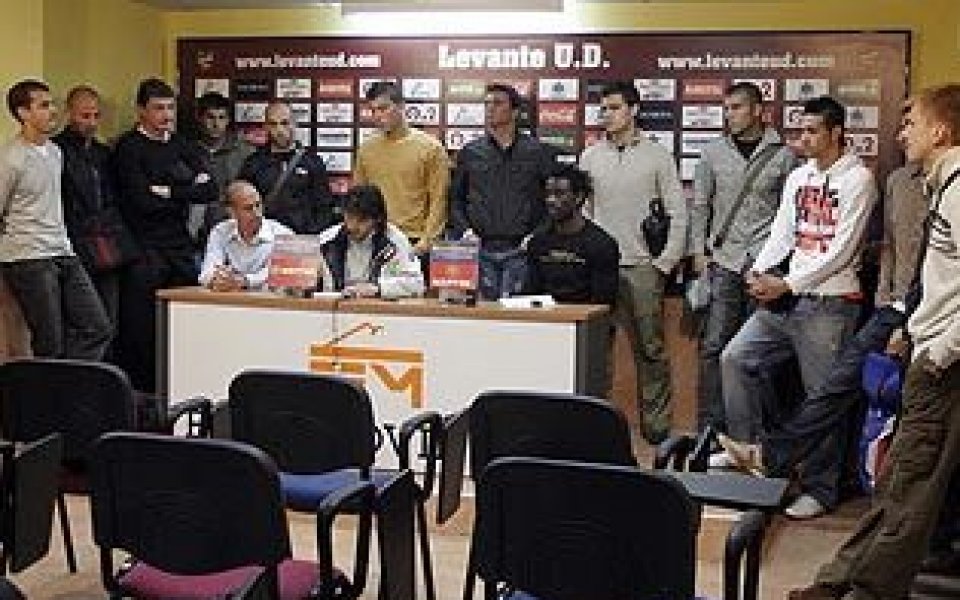 Футболистите на Леванте протестират за пари