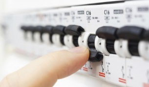 ИПИ: Цената на тока се задържа заради малък брой домакинства