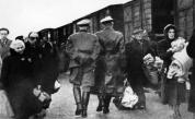 1941 г.: нацистки офицери наблюдават евреи на гара, по време на депортирането в лагерите на смъртта